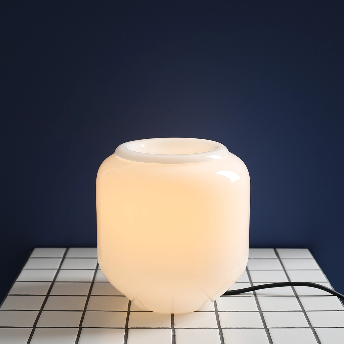Flask 18cm Blanc/noir lampe de table De Artera - Flask est une lampe de table élégante aux formes douces et arrondies et à la palette de couleurs modernes.