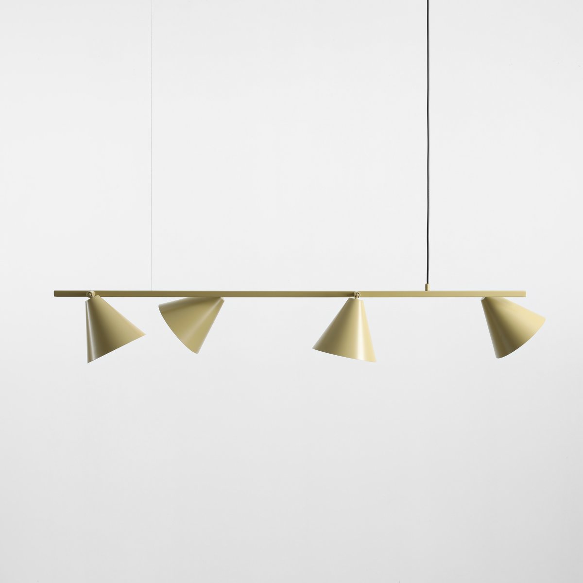 Form 120cm Pistache suspension De Artera - Sa forme allongée s'harmonise parfaitement avec ses quatre abat-jour coniques d'un doux vert pistache, conférant à la lumière un caractère à la fois moderne et décoratif.