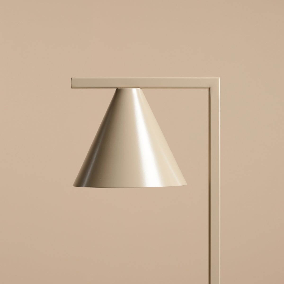 Form 40cm Beige lampe de table De Artera - La lampe fournit une lumière focalisée et est donc idéale pour être placée sur une table à côté du canapé, du lit ou dans un coin où une lumière supplémentaire est nécessaire.