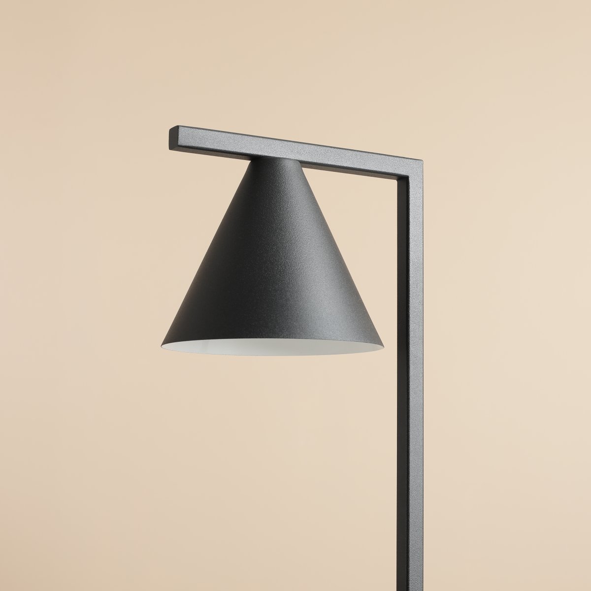 Form 40cm Noir lampe de table De Artera - La lampe fournit une lumière focalisée et est donc idéale pour être placée sur une table à côté du canapé, du lit ou dans un coin où une lumière supplémentaire est nécessaire.
