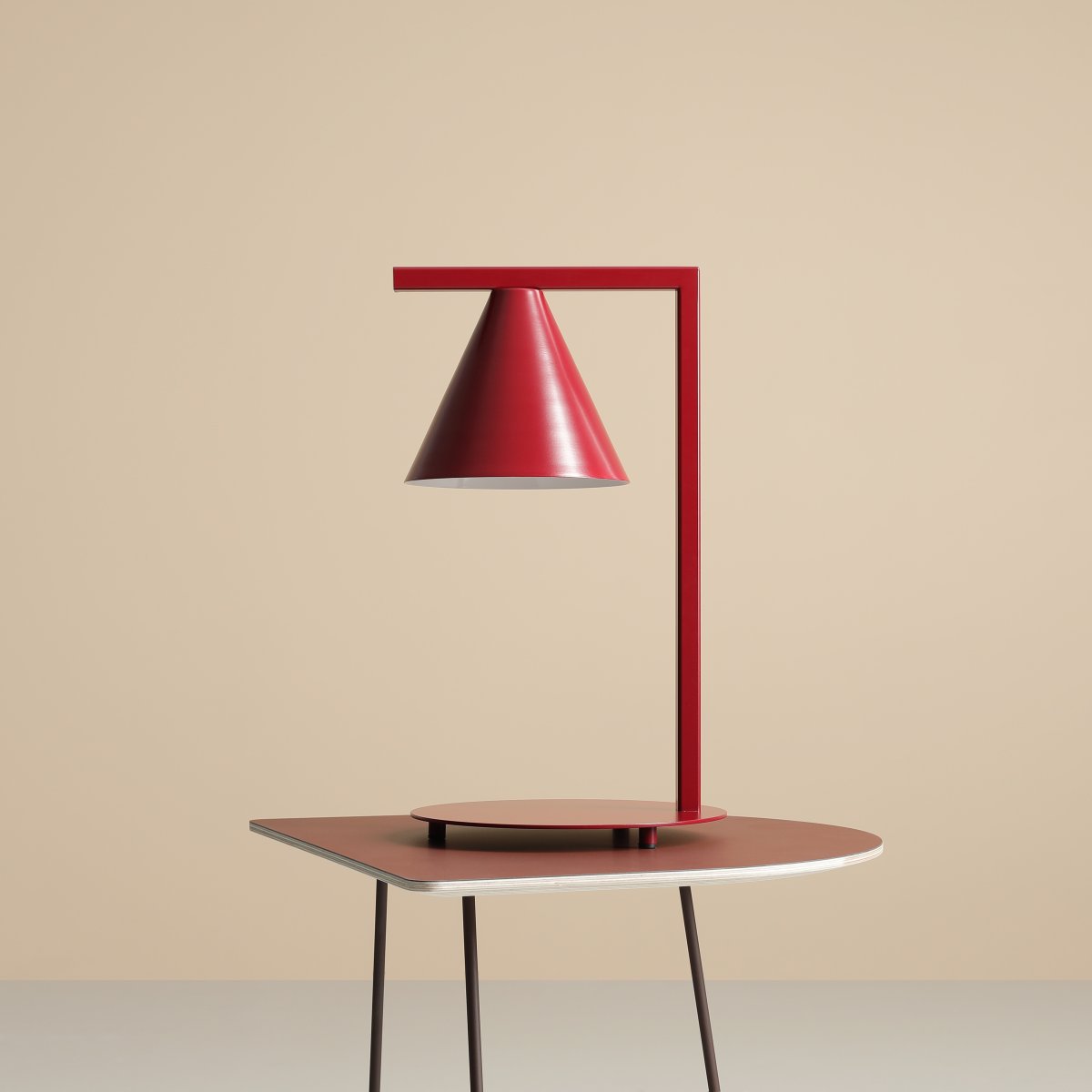 Form 40cm Bourgogne lampe de table De Artera - La lampe fournit une lumière focalisée et est donc idéale pour être placée sur une table à côté du canapé, du lit ou dans un coin où une lumière supplémentaire est nécessaire.