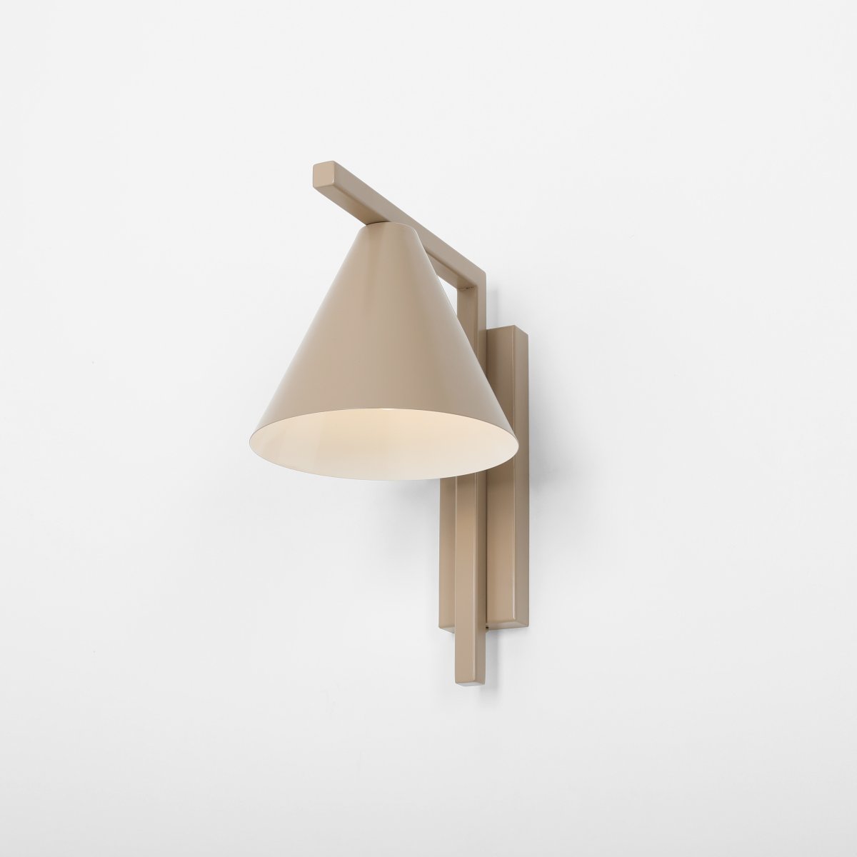 Form 23cm Beige applique murale De Artera - Gr&acirc;ce &agrave; son design intemporel et &agrave; sa couleur subtile, la lampe s'int&egrave;gre parfaitement dans diff&eacute;rents styles d'int&eacute;rieur, tout en ajoutant une touche sophistiqu&eacute;e et moderne &agrave; la pi&egrave;ce.