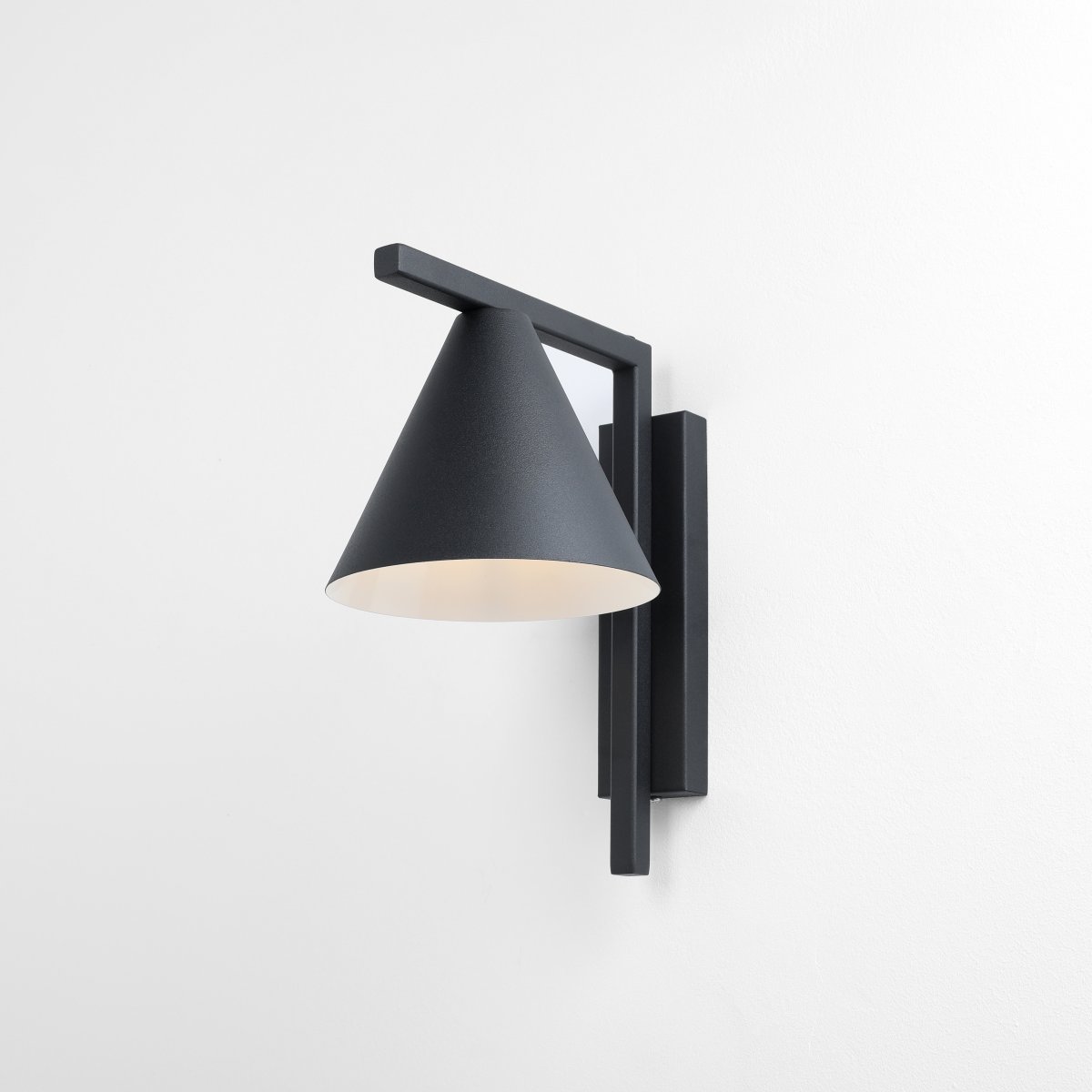 Form 23cm Noir applique murale De Artera - Gr&acirc;ce &agrave; son design intemporel et &agrave; sa couleur subtile, la lampe s'int&egrave;gre parfaitement dans diff&eacute;rents styles d'int&eacute;rieur, tout en ajoutant une touche sophistiqu&eacute;e et moderne &agrave; la pi&egrave;ce.
