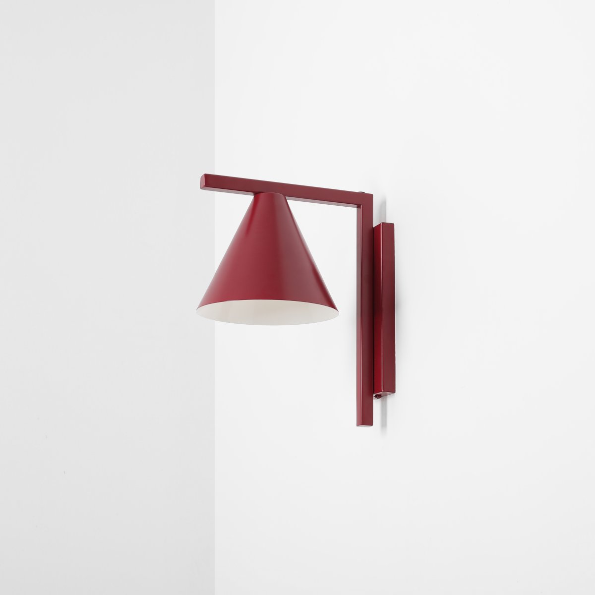 Form 23cm Bourgogne applique murale De Artera - Gr&acirc;ce &agrave; son design intemporel et &agrave; sa couleur subtile, la lampe s'int&egrave;gre parfaitement dans diff&eacute;rents styles d'int&eacute;rieur, tout en ajoutant une touche sophistiqu&eacute;e et moderne &agrave; la pi&egrave;ce.