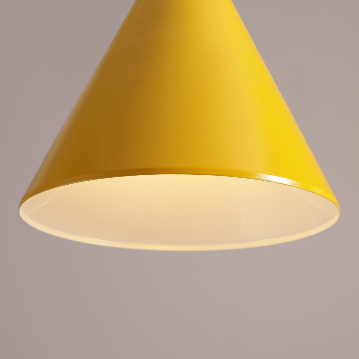 Form Ø24 Moutarde suspension De Artera - Grâce à son design intemporel et à sa couleur subtile, la lampe s'intègre parfaitement dans différents styles d'intérieur, tout en ajoutant une touche sophistiquée et moderne à la pièce.
