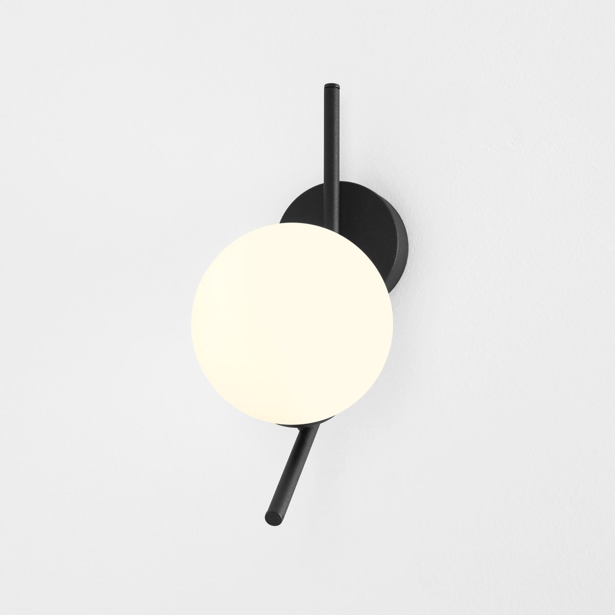Gallia Ø14 Noir applique murale De Artera - Avec un cadre noir et un globe opale rond, la lampe fournit une lumi&egrave;re douce et diffuse qui cr&eacute;e une atmosph&egrave;re chaleureuse et accueillante dans la pi&egrave;ce.