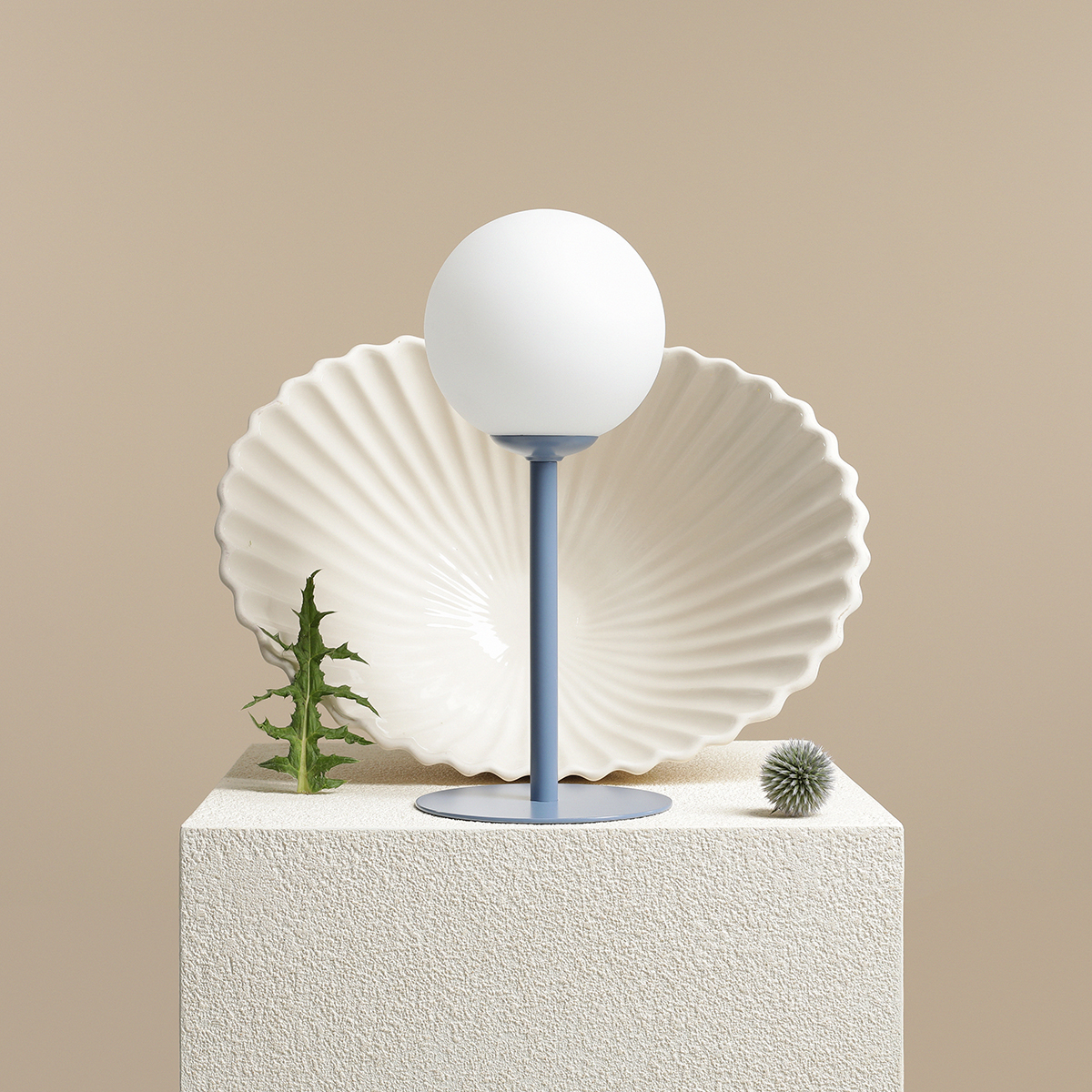 Pinne 35cm Bleu lampe de table De Artera - Une combinaison parfaite de forme et de fonction, le design minimaliste fait de la lampe un bel ajout à tout intérieur.