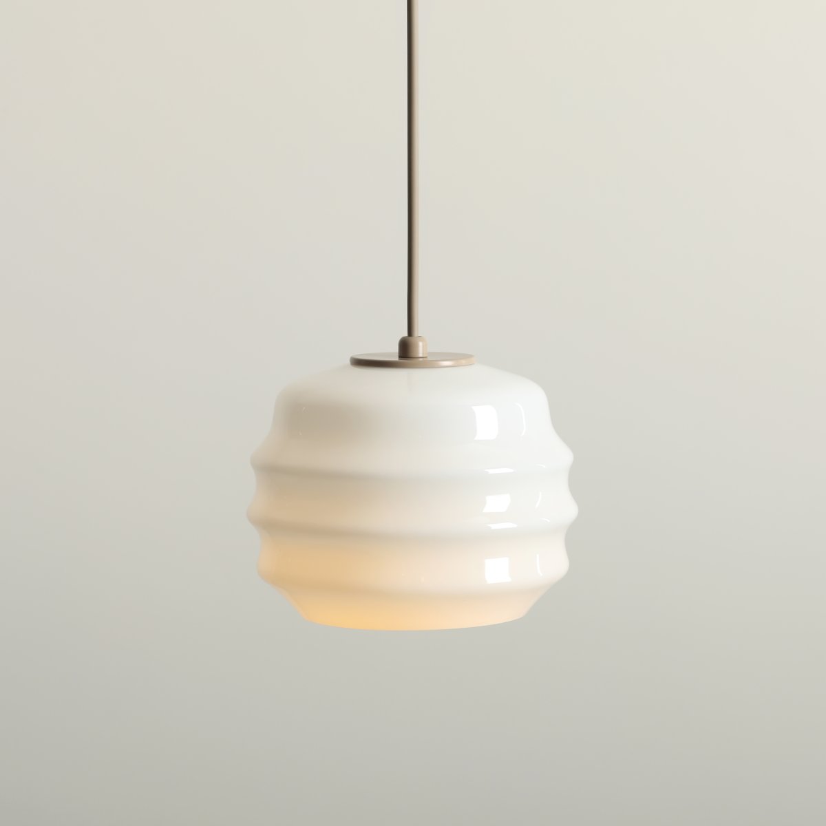 Puff Ø16 Beige suspension De Artera - Son abat-jour décoratif en verre opale blanc séduit par sa forme incurvée, conférant à la lampe une allure à la fois ludique et raffinée.