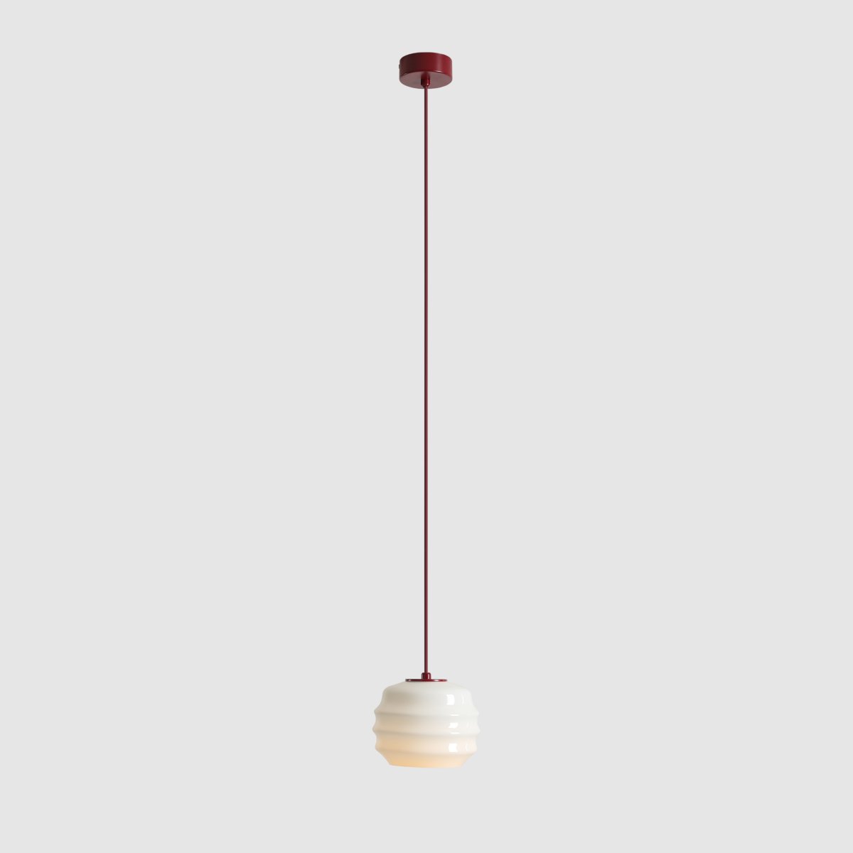 Puff Ø16 Bourgogne suspension De Artera - Son abat-jour décoratif en verre opale blanc séduit par sa forme incurvée, conférant à la lampe une allure à la fois ludique et raffinée.