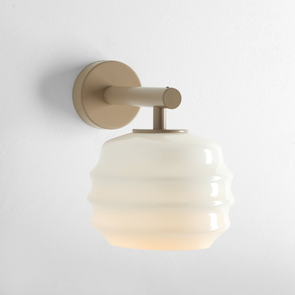Puff 23cm Beige applique murale De Artera - Son abat-jour décoratif en verre opale blanc séduit par sa forme incurvée, conférant à la lampe une allure à la fois ludique et raffinée.