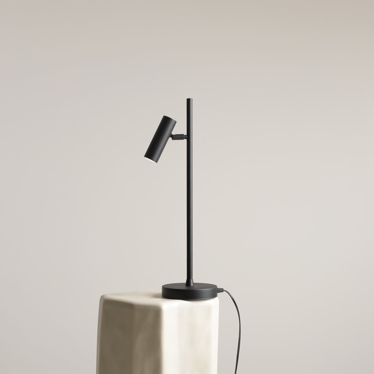 Trevo 54cm Noir lampe de bureau De Artera - La lampe de table Trevo est fabriquée en métal et offre un design moderne et fonctionnel.