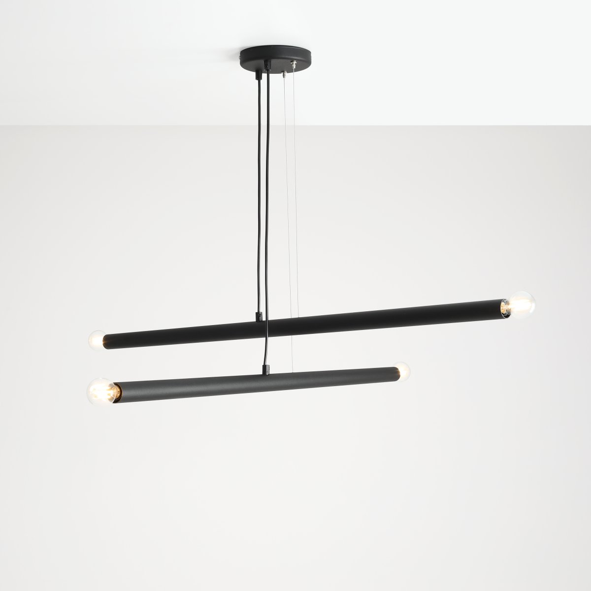 Tubo 4 100cm Noir suspension De Artera - Chaque tube mesure 100 cm de long et 3,2 cm de diamètre, et est équipé d'une source lumineuse à chaque extrémité.