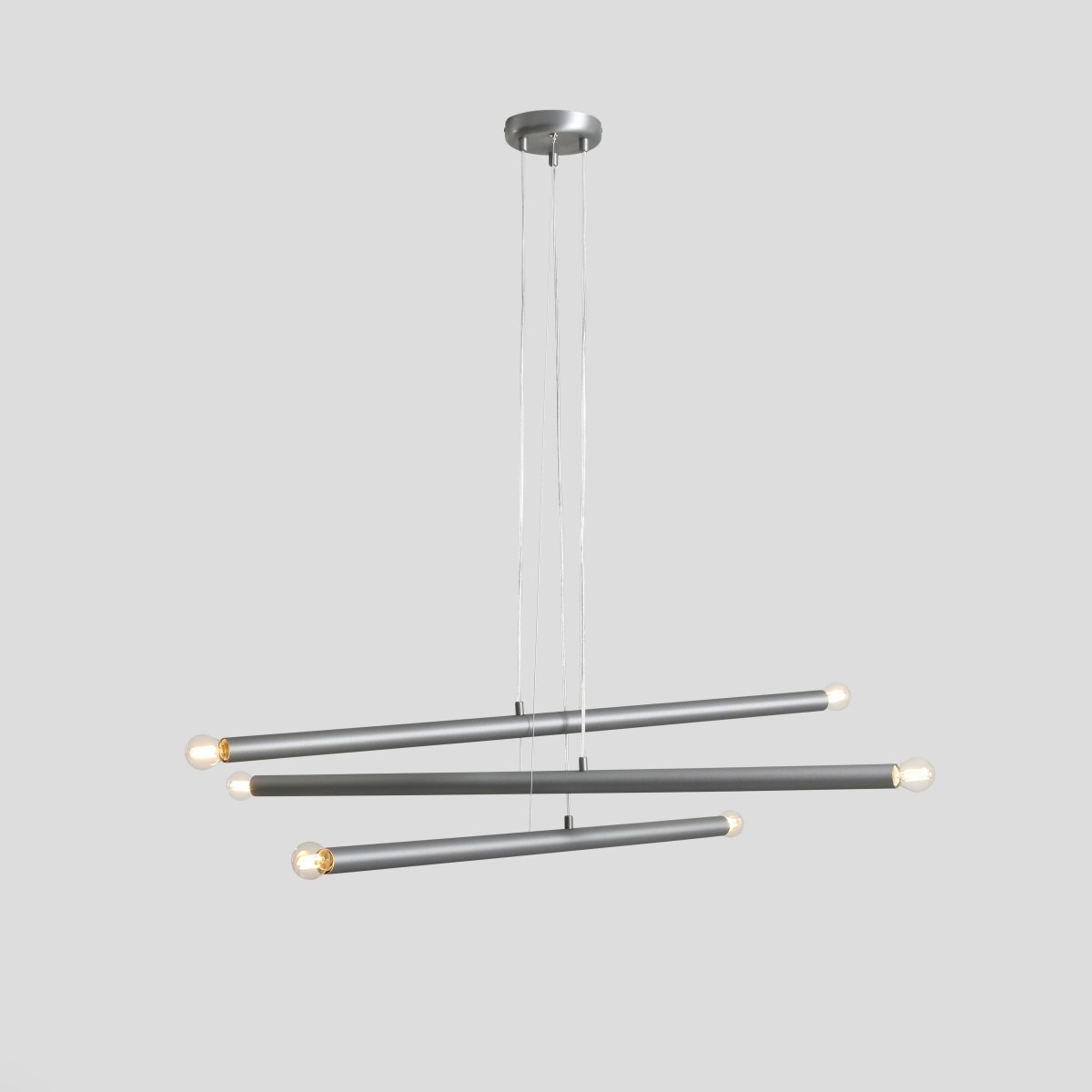 Tubo 6 100cm Acier suspension De Artera - Elle se compose de trois fins tubes m&eacute;talliques &agrave; la finition acier &eacute;l&eacute;gante, dispos&eacute;s &agrave; diff&eacute;rentes hauteurs et angles pour cr&eacute;er un effet dynamique et a&eacute;rien.