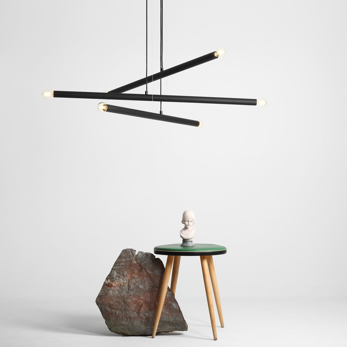 Tubo 6 100cm Noir suspension De Artera - Chaque tube mesure 100 cm de long et 3,2 cm de diamètre, et est équipé d'une source lumineuse à chaque extrémité.