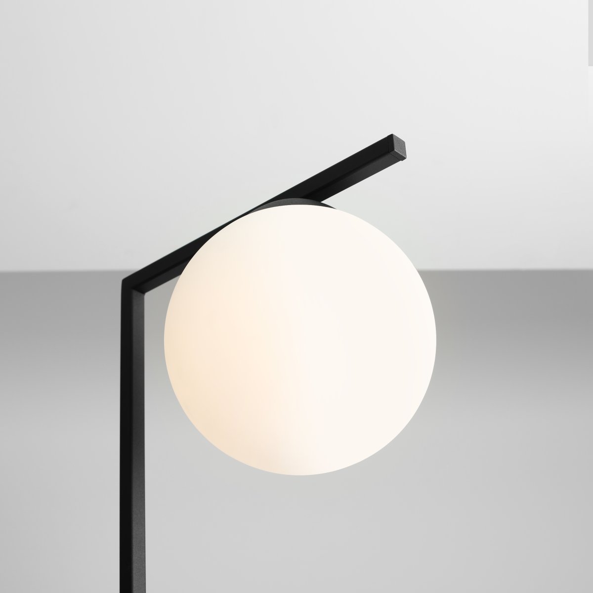 Zac Noir lampadaire De Artera - L'abat-jour en verre blanc émet une lumière douce et agréable, tandis que le cadre en métal robuste donne à la lampe un aspect élégant.