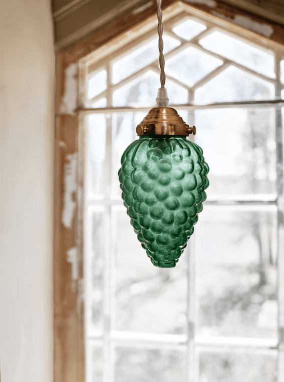 Druva Ø10 Vert lampe de fenêtre De Strömshaga - Avec sa combinaison élégante de verre vert et de forme de raisin, ainsi qu'un support de lampe en laiton, le plafonnier Druva crée une atmosphère accueillante et élégante.