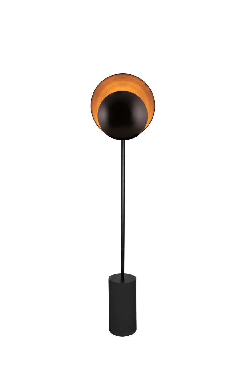 Orbit Noir lampadaire De Globen Lighting - Orbit est dot&eacute; d'un c&acirc;ble transparent de 200 cm de long avec un interrupteur au sol et une prise.