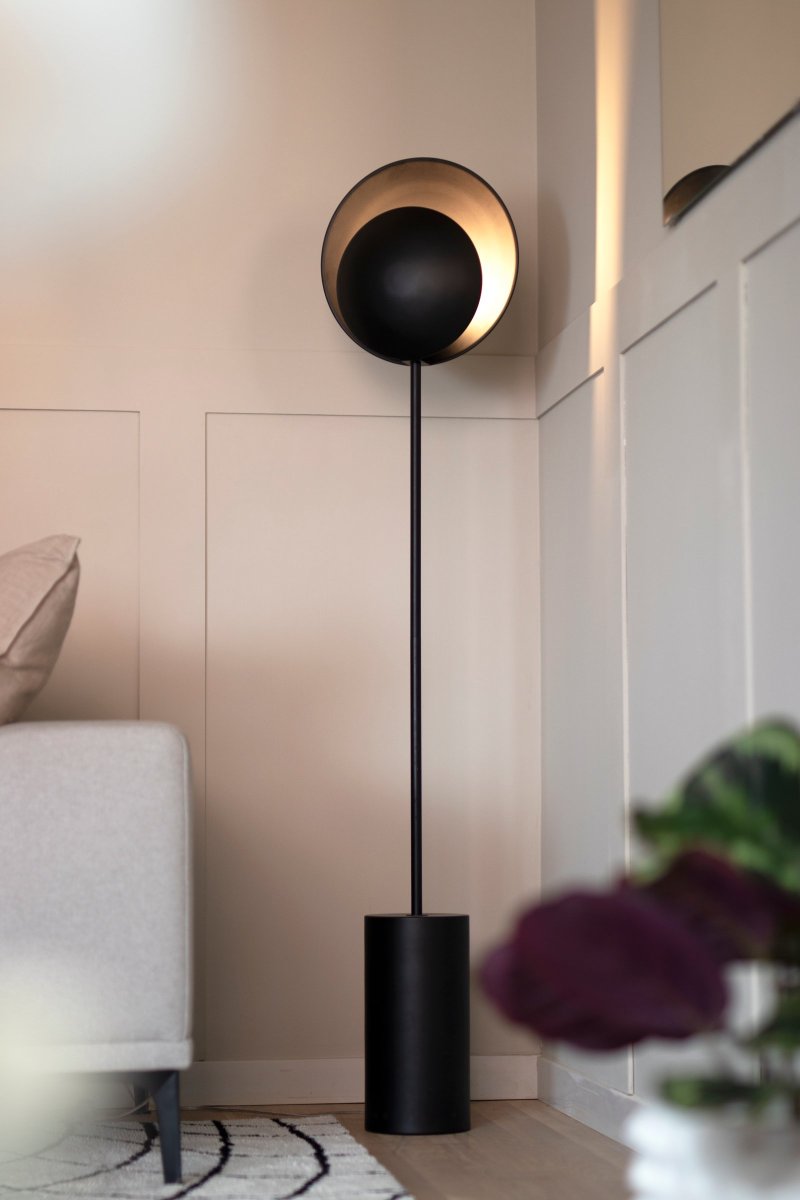 Orbit Noir lampadaire De Globen Lighting - Orbit est dot&eacute; d'un c&acirc;ble transparent de 200 cm de long avec un interrupteur au sol et une prise.