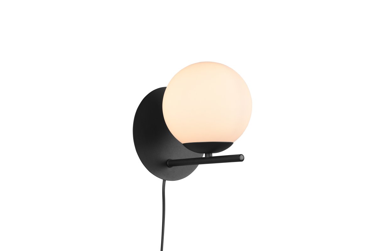 Pure Ø16 Noir applique murale De Trio Lighting - Que vous pr&eacute;f&eacute;riez un style de d&eacute;coration int&eacute;rieure clair et simple ou quelque chose de plus ludique, l'applique murale PURE apporte des accents d&eacute;coratifs et ajoute une touche d'&eacute;l&eacute;gance &agrave; n'importe quel int&eacute;rieur.