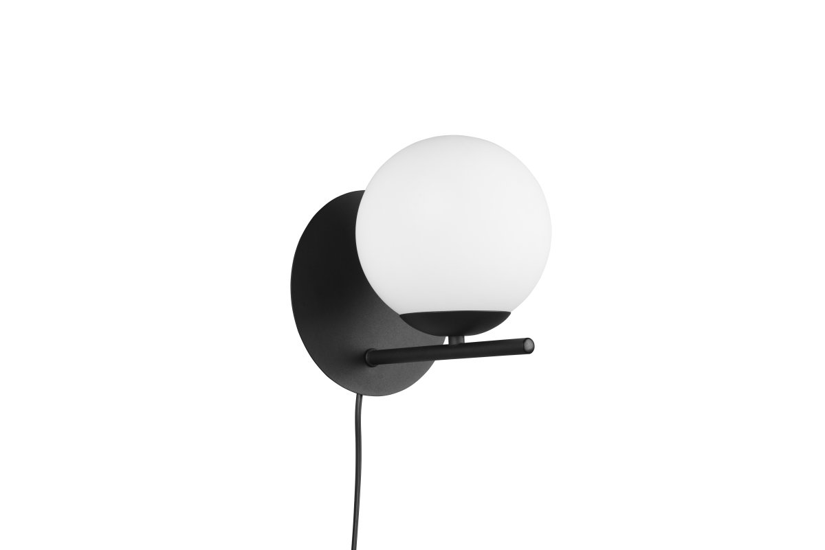 Pure Ø16 Noir applique murale De Trio Lighting - Que vous pr&eacute;f&eacute;riez un style de d&eacute;coration int&eacute;rieure clair et simple ou quelque chose de plus ludique, l'applique murale PURE apporte des accents d&eacute;coratifs et ajoute une touche d'&eacute;l&eacute;gance &agrave; n'importe quel int&eacute;rieur.