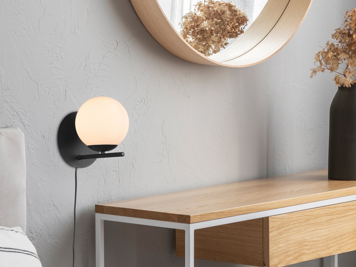 Pure Ø16 Noir applique murale De Trio Lighting - Que vous pr&eacute;f&eacute;riez un style de d&eacute;coration int&eacute;rieure clair et simple ou quelque chose de plus ludique, l'applique murale PURE apporte des accents d&eacute;coratifs et ajoute une touche d'&eacute;l&eacute;gance &agrave; n'importe quel int&eacute;rieur.