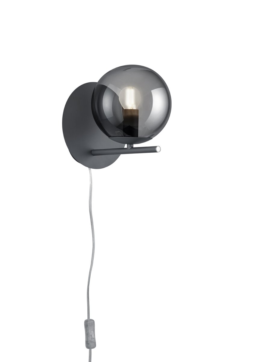 Pure Ø16 Couleur fumée applique murale De Trio Lighting - Que vous pr&eacute;f&eacute;riez un style de d&eacute;coration int&eacute;rieure clair et simple ou quelque chose de plus ludique, l'applique murale PURE apporte des accents d&eacute;coratifs et ajoute une touche d'&eacute;l&eacute;gance &agrave; n'importe quel int&eacute;rieur.