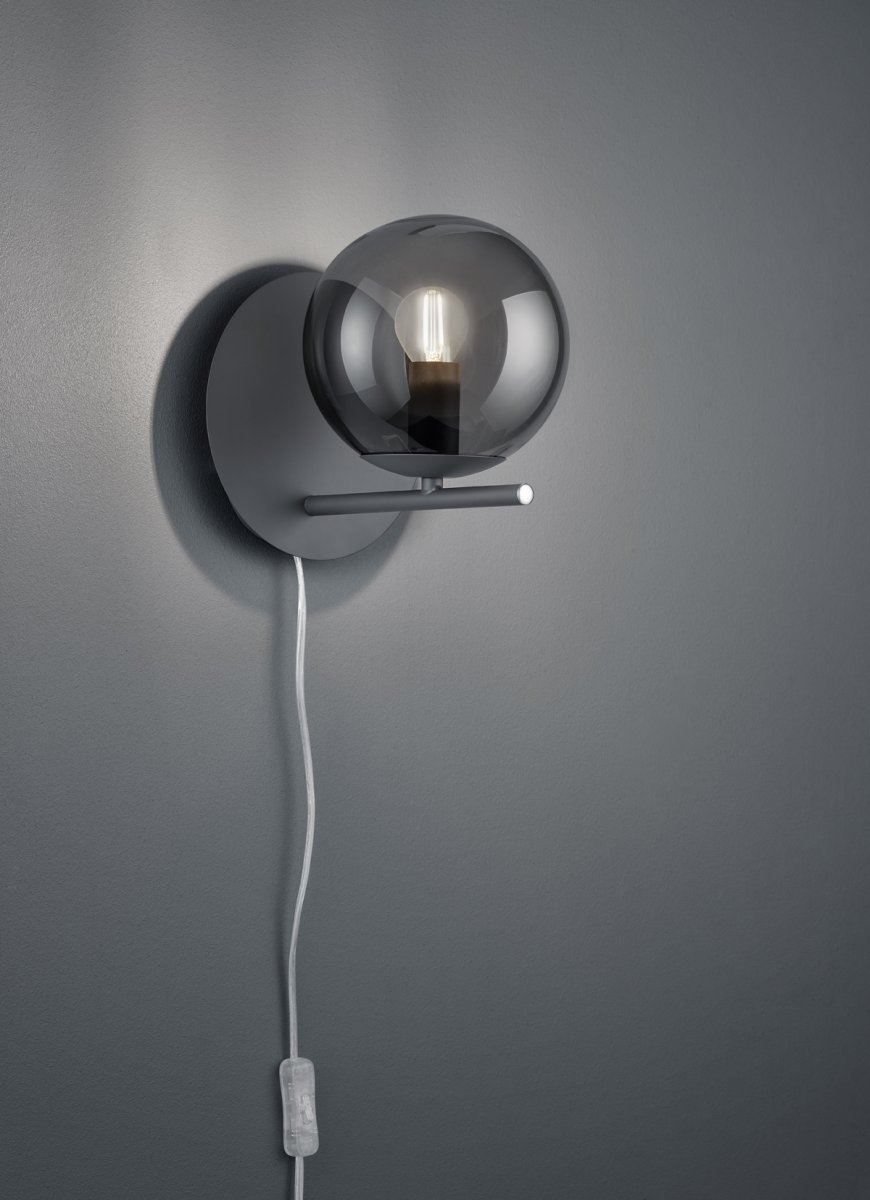 Pure Ø16 Couleur fumée applique murale De Trio Lighting - Que vous pr&eacute;f&eacute;riez un style de d&eacute;coration int&eacute;rieure clair et simple ou quelque chose de plus ludique, l'applique murale PURE apporte des accents d&eacute;coratifs et ajoute une touche d'&eacute;l&eacute;gance &agrave; n'importe quel int&eacute;rieur.