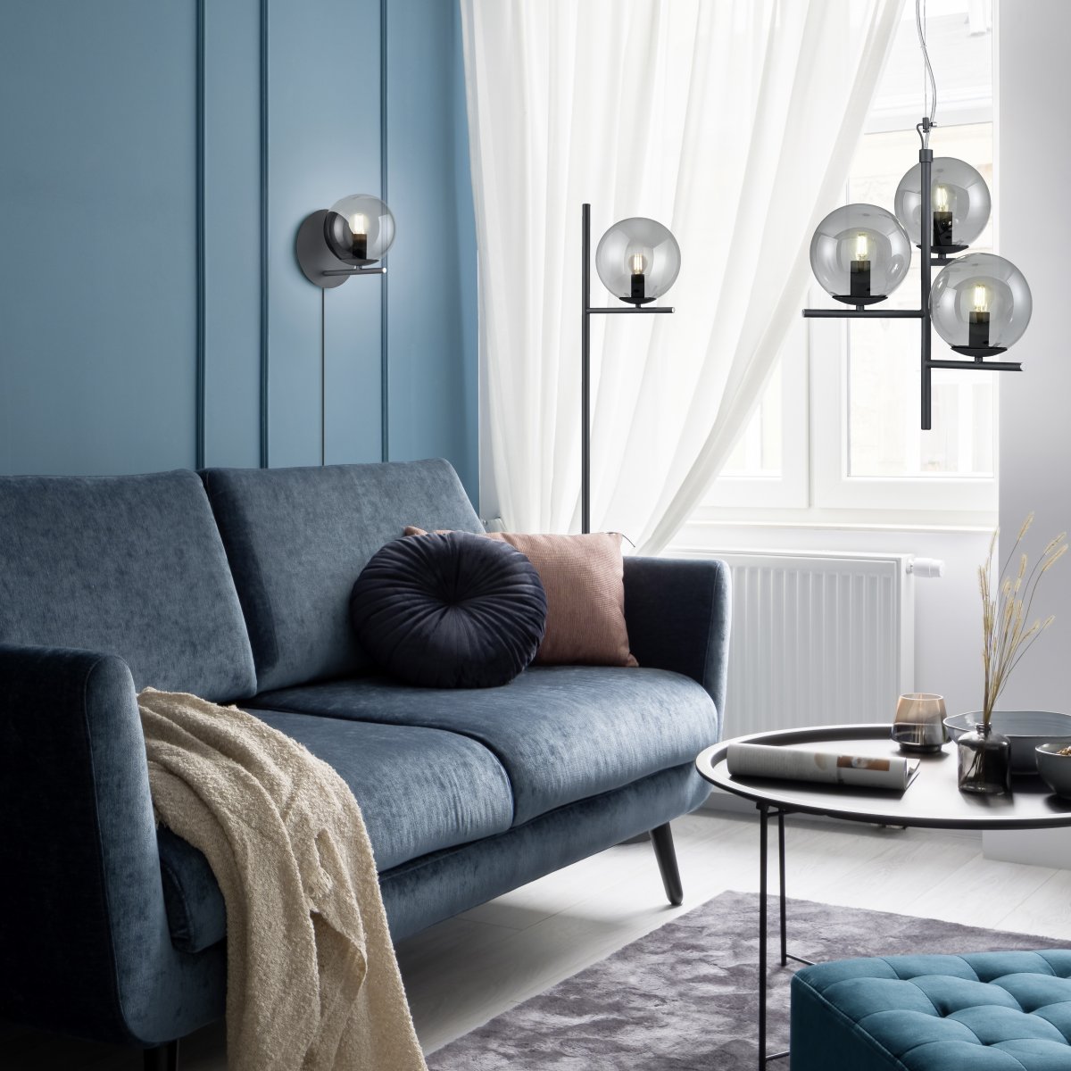 Pure Ø16 Couleur fumée applique murale De Trio Lighting - Que vous pr&eacute;f&eacute;riez un style de d&eacute;coration int&eacute;rieure clair et simple ou quelque chose de plus ludique, l'applique murale PURE apporte des accents d&eacute;coratifs et ajoute une touche d'&eacute;l&eacute;gance &agrave; n'importe quel int&eacute;rieur.