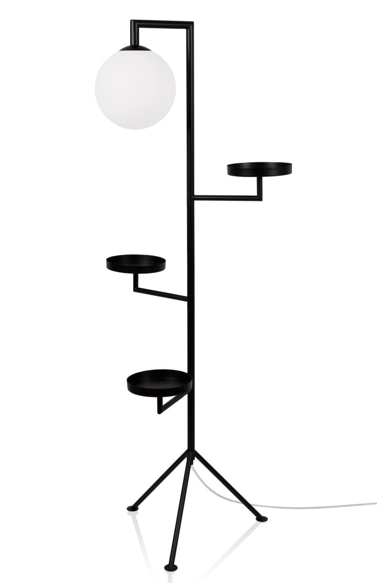 Astoria Noir lampadaire De Globen Lighting - Astoria allie fonctionnalit&eacute; et design et peut &ecirc;tre utilis&eacute; n'importe o&ugrave;, d'un couloir &agrave; un pi&eacute;destal en passant par une lampe de lecture.