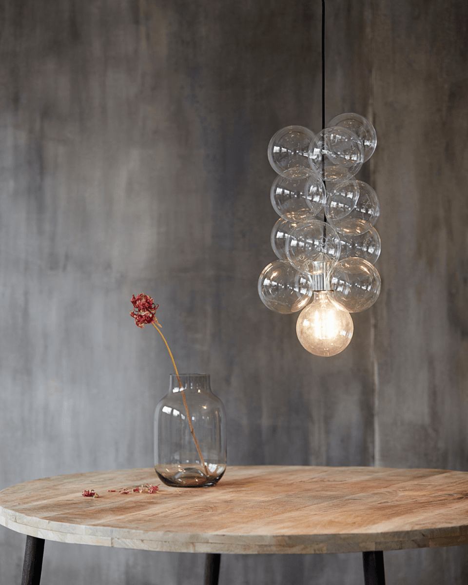 DIY Ø30 Transparent suspension De House Doctor - La lampe se compose de 12 boules de verre transparentes d'un diamètre de 12 cm, qui sont reliées les unes aux autres pour créer une lampe fantastique et moderne.