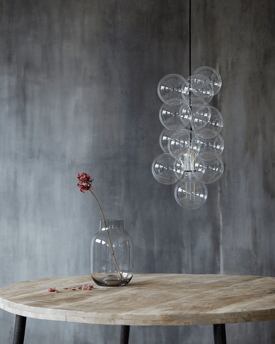 DIY Ø30 Transparent suspension De House Doctor - La lampe se compose de 12 boules de verre transparentes d'un diamètre de 12 cm, qui sont reliées les unes aux autres pour créer une lampe fantastique et moderne.