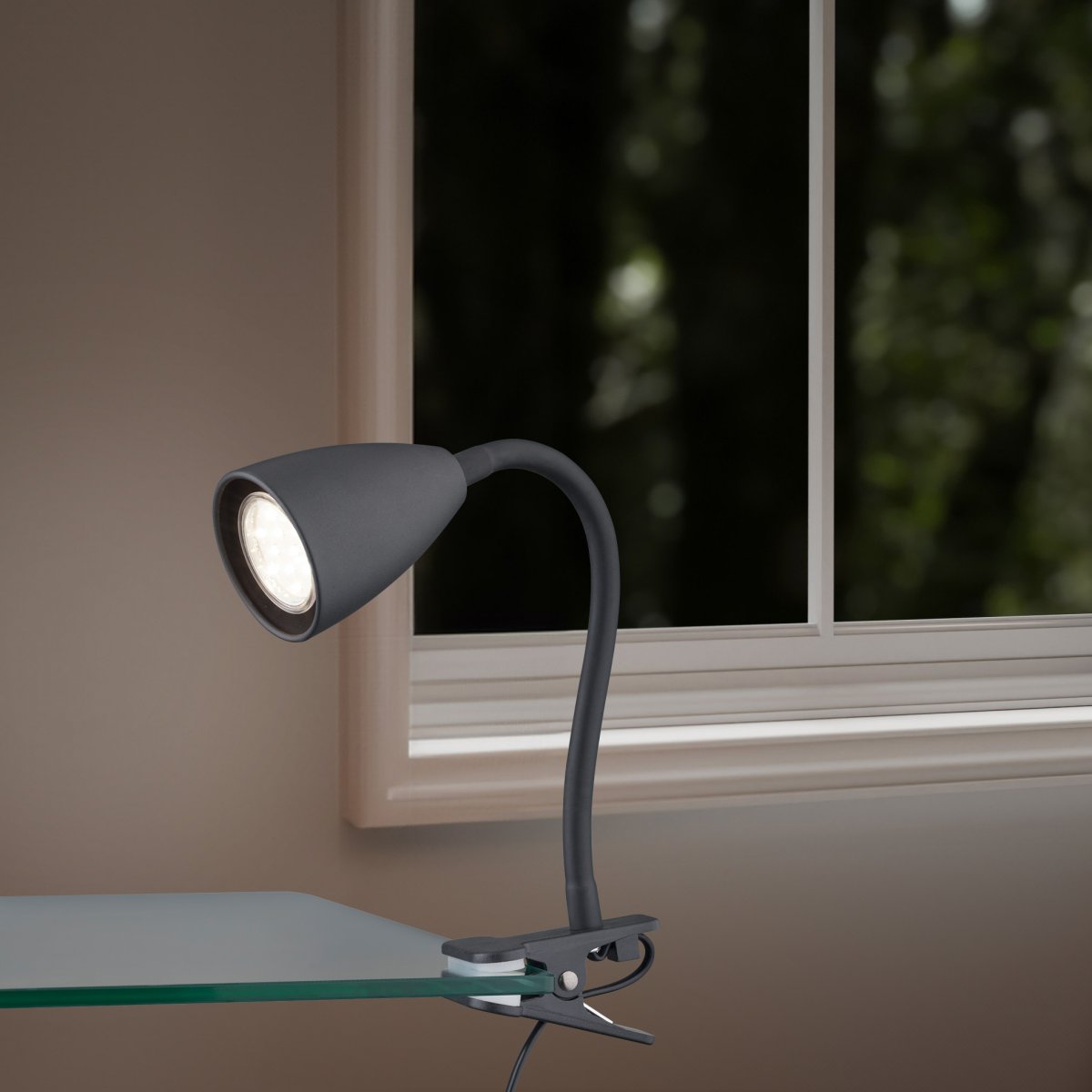 Wanda Noir lampe à pince De Trio Lighting - Correctement placée sur le bureau ou sur l'étagère, la lampe fournit un éclairage optimal grâce aux possibilités de réglage flexibles du bras de la lampe.