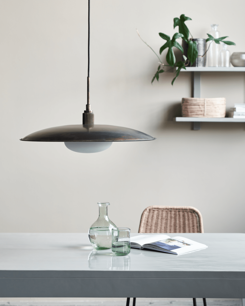 Boston Ø60 Brun antique suspension De House Doctor - Cela crée définitivement une atmosphère chaleureuse pour le dîner et les jeux de société entre amis et en famille.