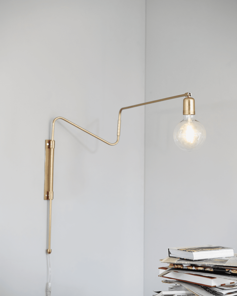 Swing 70cm Laiton applique murale De House Doctor - Le laiton s'int&egrave;gre bien dans un style de d&eacute;coration int&eacute;rieure nordique simple et &eacute;pur&eacute;, mais peut &eacute;galement &ecirc;tre utilis&eacute; avec des meubles plus classiques.
