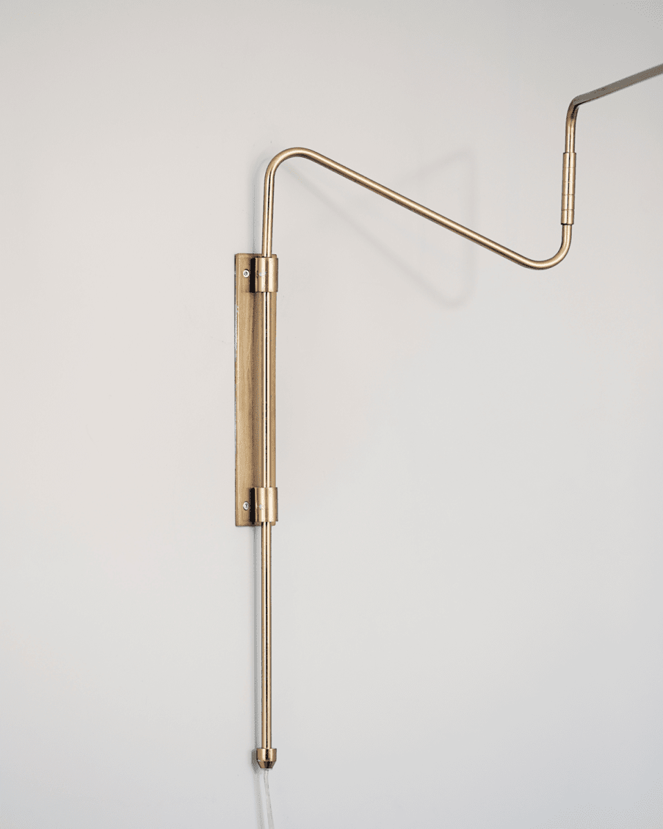 Swing 70cm Laiton applique murale De House Doctor - Le laiton s'int&egrave;gre bien dans un style de d&eacute;coration int&eacute;rieure nordique simple et &eacute;pur&eacute;, mais peut &eacute;galement &ecirc;tre utilis&eacute; avec des meubles plus classiques.