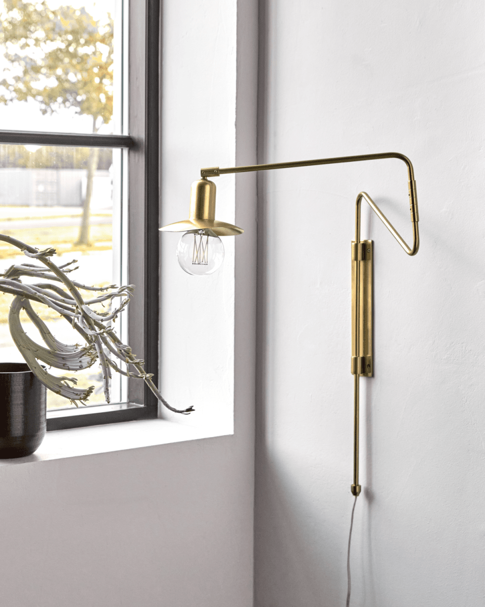 Swing 35cm Laiton applique murale De House Doctor - Ajoutez une touche d'&eacute;l&eacute;gance &agrave; votre maison avec cette &eacute;l&eacute;gante applique murale au style swing distinctif avec une finition en laiton.