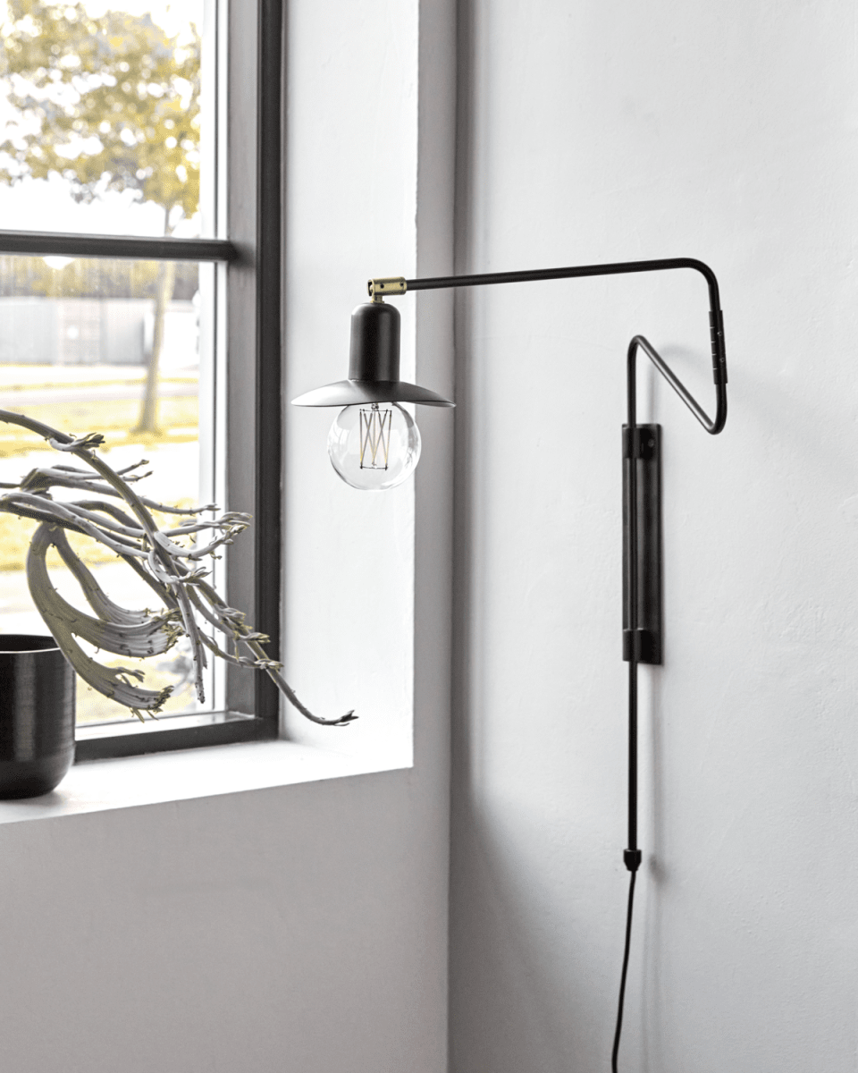 Swing 35cm Noir applique murale De House Doctor - Cette applique murale s'adapte parfaitement &agrave; de nombreux styles d'int&eacute;rieur et peut &ecirc;tre parfaitement int&eacute;gr&eacute;e dans le salon, le bureau ou la chambre.