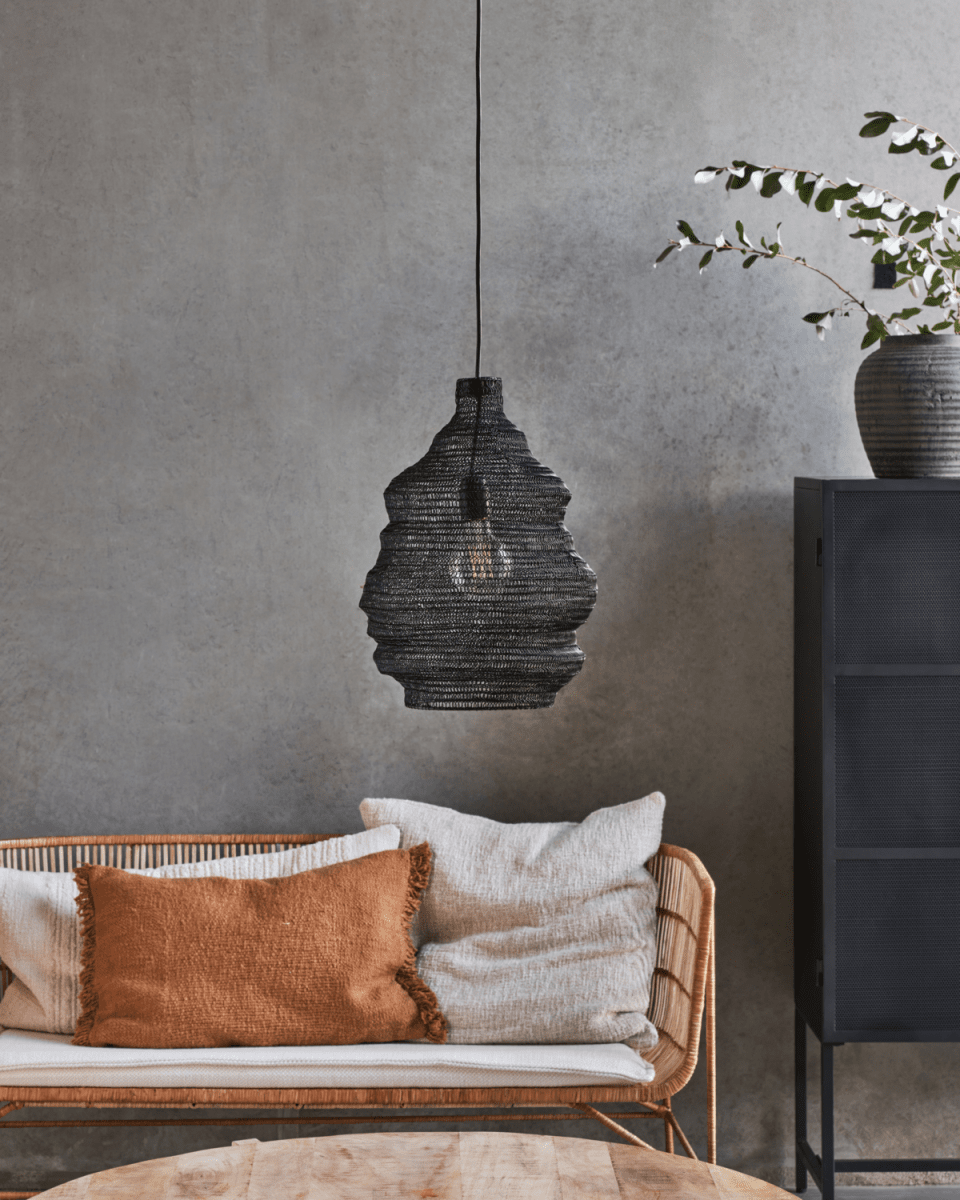 Mesh Ø30 Noir suspension De House Doctor - Accrochez le plafonnier de House Doctor au-dessus de la table à manger ou de la table de cuisine, dans la chambre ou dans un coin du salon pour diffuser une lumière merveilleuse.