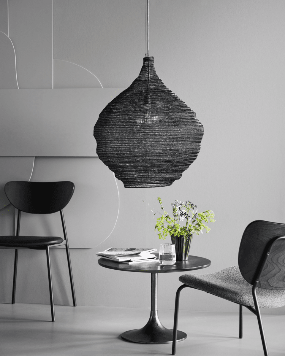 Mesh Ø60 Noir suspension De House Doctor - Accrochez le plafonnier de House Doctor au-dessus de la table à manger, dans un coin du salon ou dans le couloir pour diffuser une merveilleuse lumière.