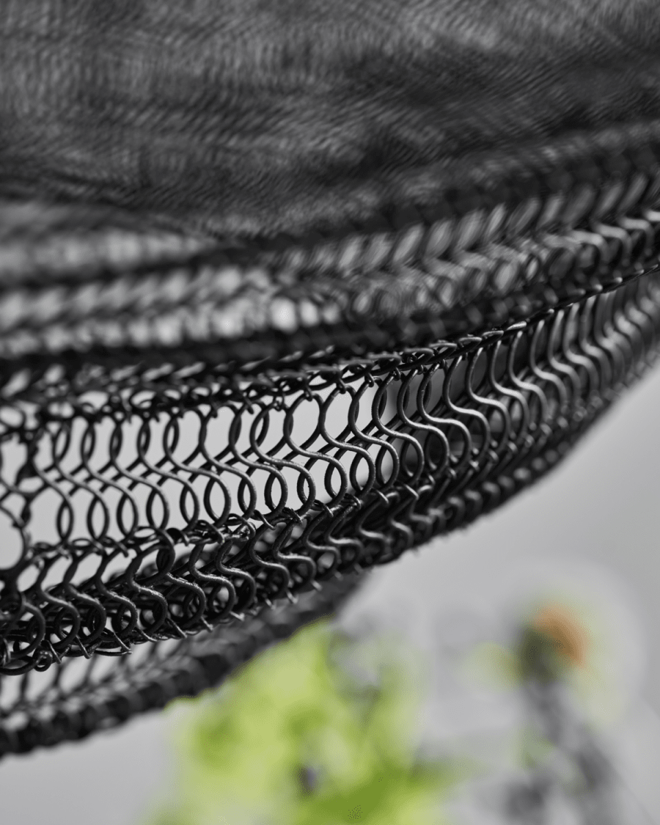 Mesh Ø60 Noir suspension De House Doctor - Accrochez le plafonnier de House Doctor au-dessus de la table à manger, dans un coin du salon ou dans le couloir pour diffuser une merveilleuse lumière.