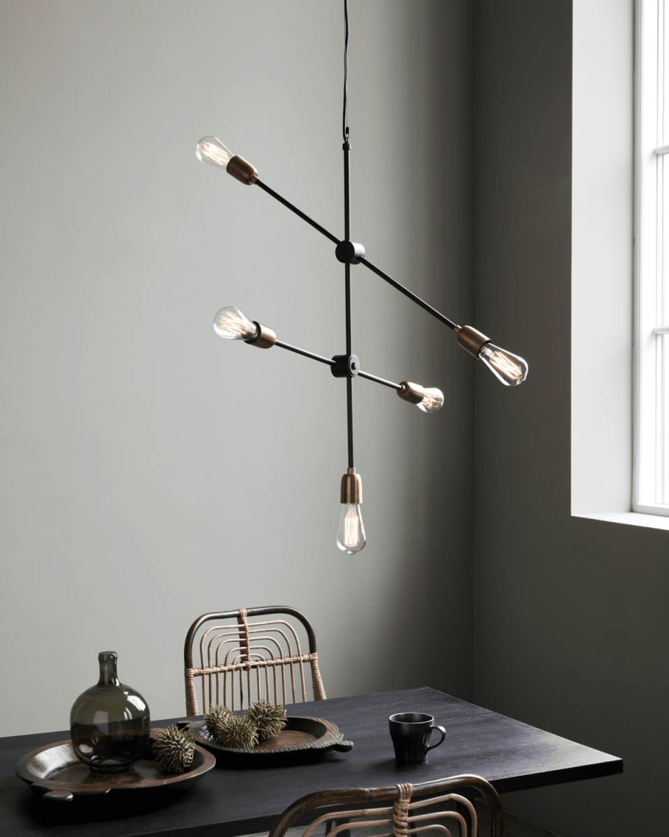 Molecular 68cm Noir suspension De House Doctor - La belle lampe mol&eacute;culaire de House Doctor est une lampe presque sculpturale qui fournit une source de lumi&egrave;re pratique tout en ajoutant une touche de personnalit&eacute; &agrave; votre maison.