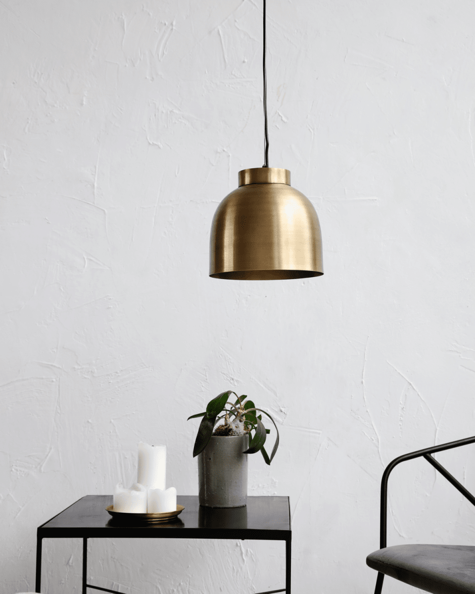 Bowl Ø20 Laiton suspension De House Doctor - Avec son look industriel et sa forme ronde, cette lampe ajoute &agrave; la fois douceur et robustesse &agrave; votre int&eacute;rieur.