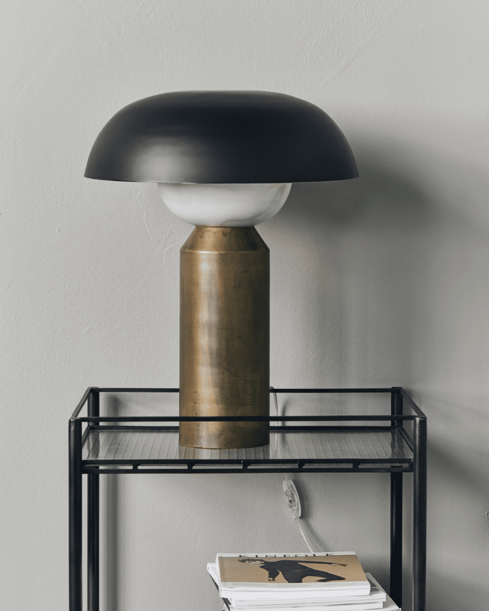 Big Fellow 55cm Laiton antique lampe de table De House Doctor - Profitez au maximum de son design &eacute;l&eacute;gant en pla&ccedil;ant la lampe de table sur un bureau ou une table d'appoint, o&ugrave; elle illuminera non seulement la pi&egrave;ce mais ajoutera &eacute;galement une touche moderne.