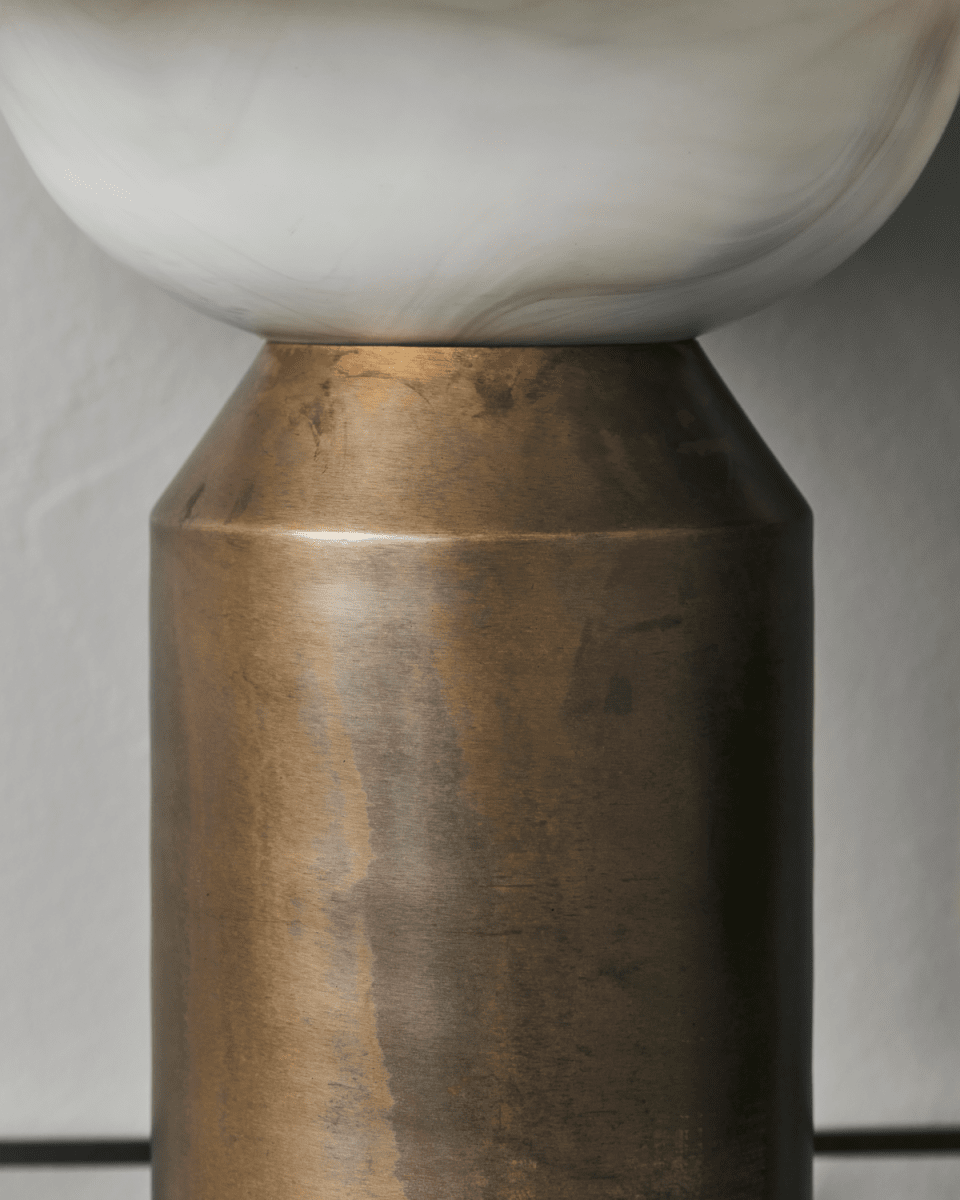 Big Fellow 55cm Laiton antique lampe de table De House Doctor - Profitez au maximum de son design &eacute;l&eacute;gant en pla&ccedil;ant la lampe de table sur un bureau ou une table d'appoint, o&ugrave; elle illuminera non seulement la pi&egrave;ce mais ajoutera &eacute;galement une touche moderne.