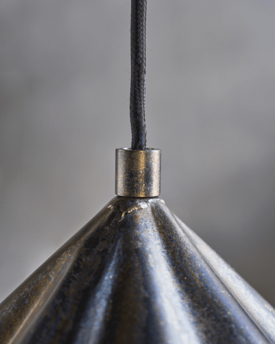 Flola Ø50 Brun antique suspension De House Doctor - Un tel plafonnier est idéal pour créer un éclairage d'ambiance au-dessus de la table à manger et convient à tout intérieur qui a besoin d'être rafraîchi.