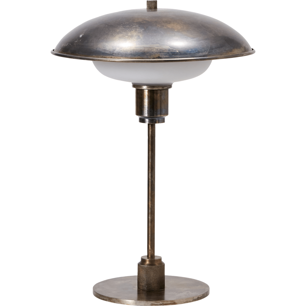 Boston 42cm Brun antique lampe de table De House Doctor - C'est un classique moderne avec une touche industrielle grâce au matériau en fer et au traitement de surface de l'abat-jour et de la base.