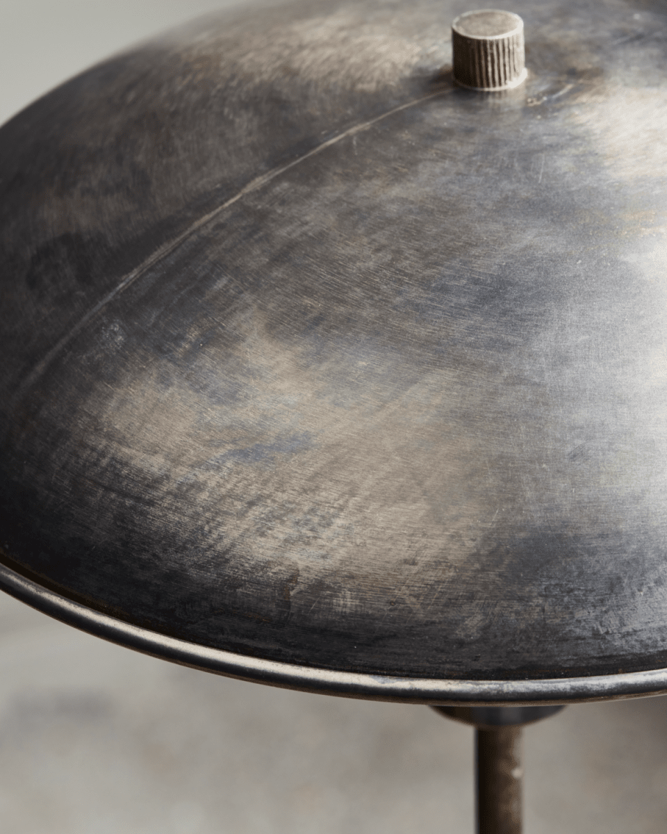 Boston 42cm Brun antique lampe de table De House Doctor - C'est un classique moderne avec une touche industrielle grâce au matériau en fer et au traitement de surface de l'abat-jour et de la base.