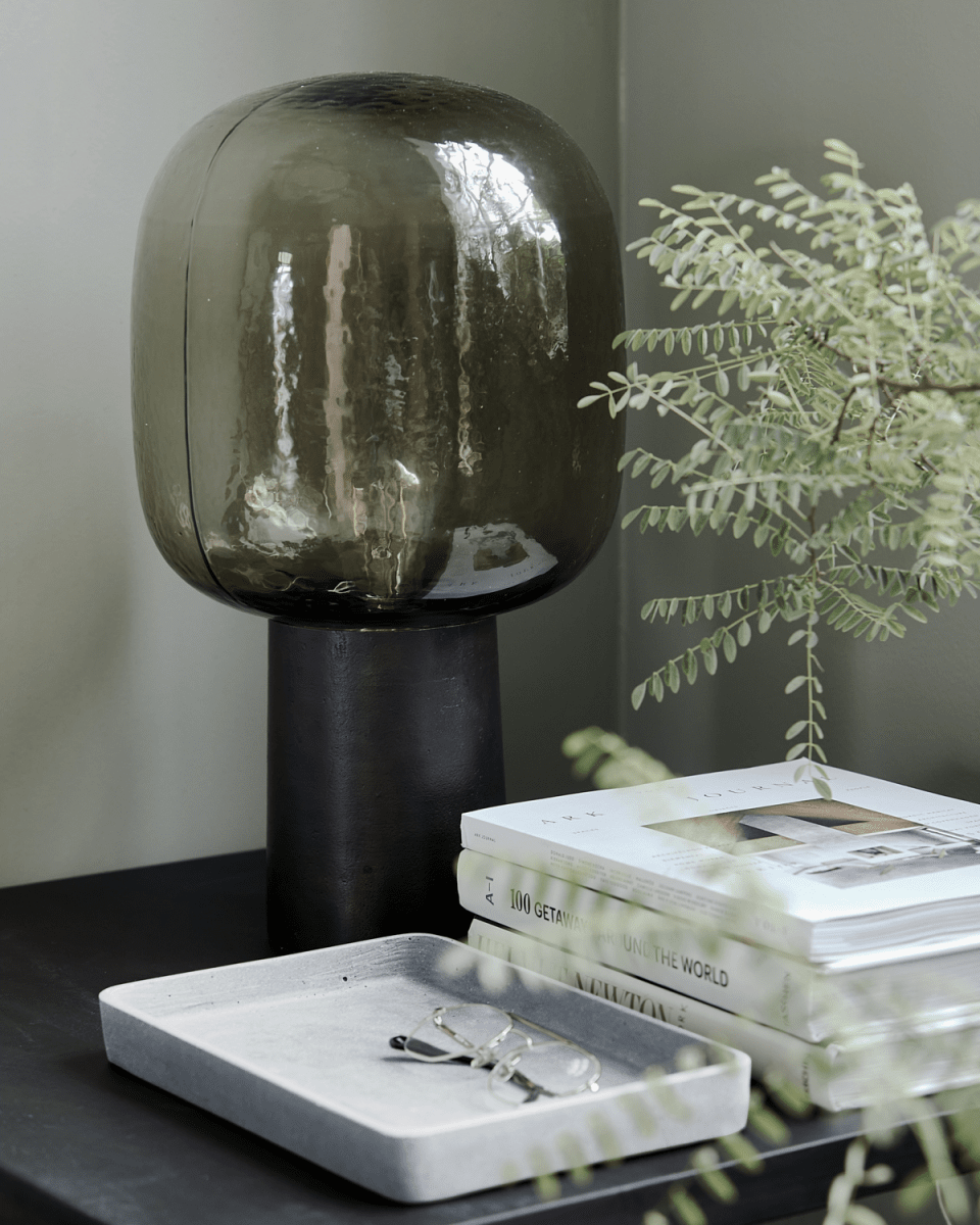 Note 52cm Brun lampe de table De House Doctor - Avec la lampe de table Note de House Doctor, vous obtenez un &eacute;clairage doux avec une apparence sculpturale.