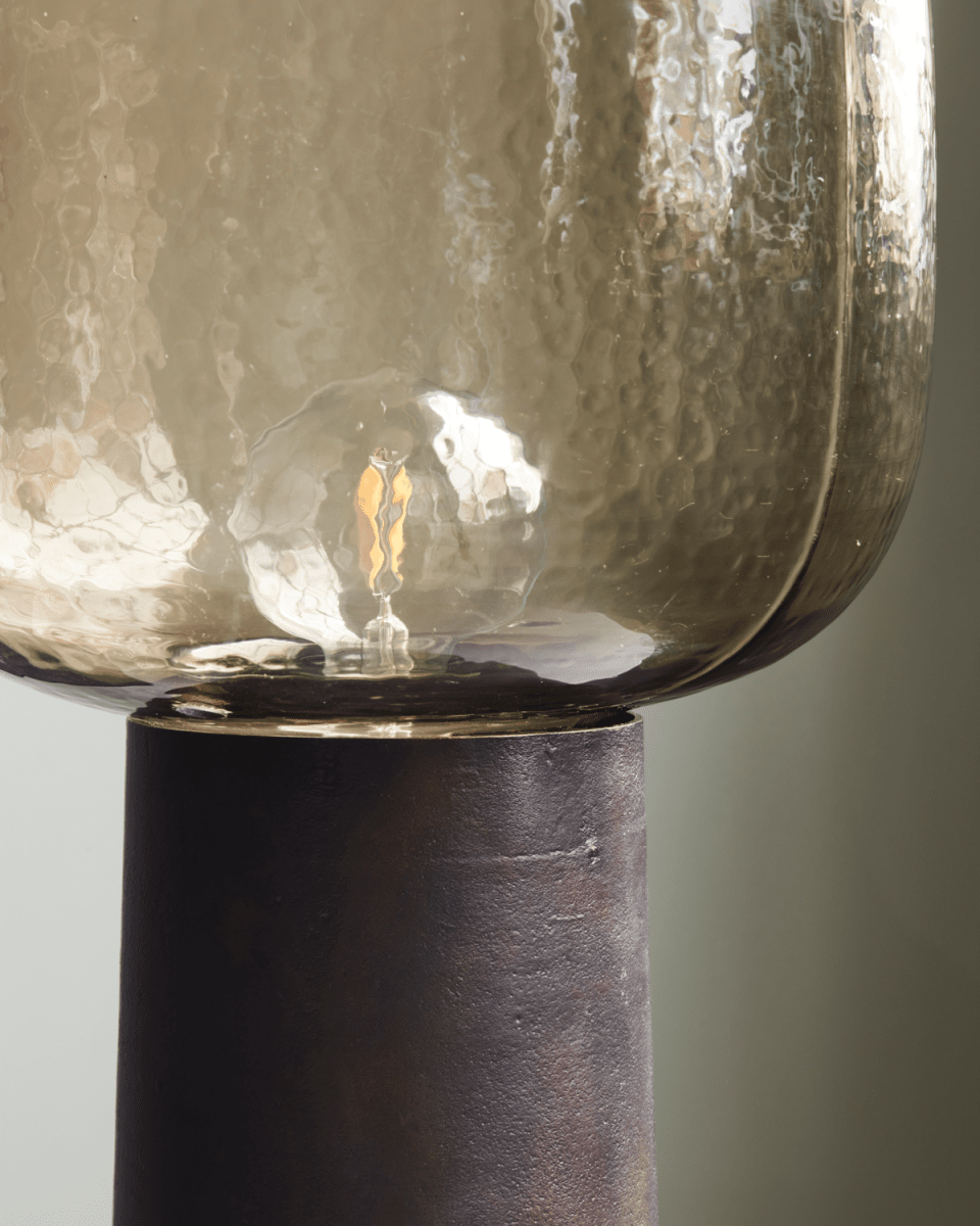 Note 52cm Brun lampe de table De House Doctor - Avec la lampe de table Note de House Doctor, vous obtenez un &eacute;clairage doux avec une apparence sculpturale.