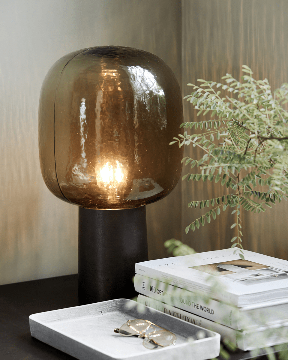 Note 52cm Brun lampe de table De House Doctor - Avec la lampe de table Note de House Doctor, vous obtenez un &eacute;clairage doux avec une apparence sculpturale.